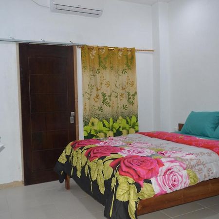 Labuan Bajo Mahoni Guesthouse Dış mekan fotoğraf