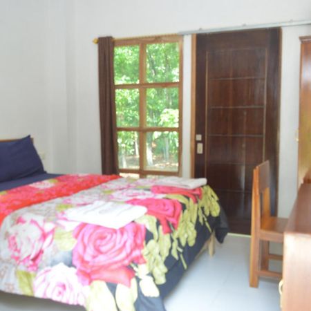 Labuan Bajo Mahoni Guesthouse Dış mekan fotoğraf