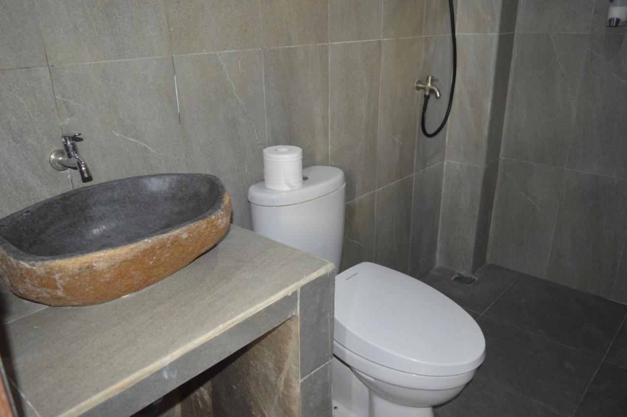 Labuan Bajo Mahoni Guesthouse Dış mekan fotoğraf