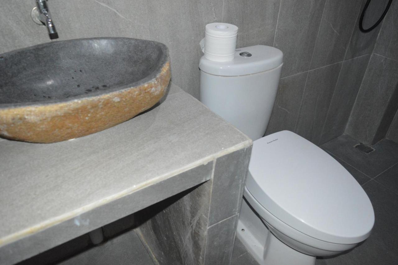 Labuan Bajo Mahoni Guesthouse Dış mekan fotoğraf