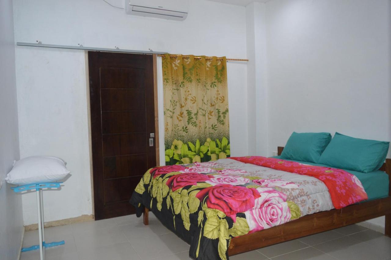 Labuan Bajo Mahoni Guesthouse Dış mekan fotoğraf