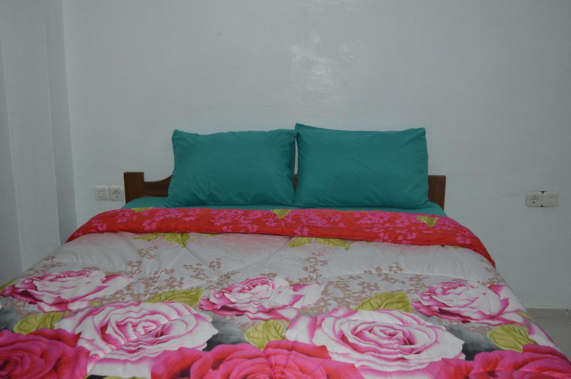 Labuan Bajo Mahoni Guesthouse Dış mekan fotoğraf