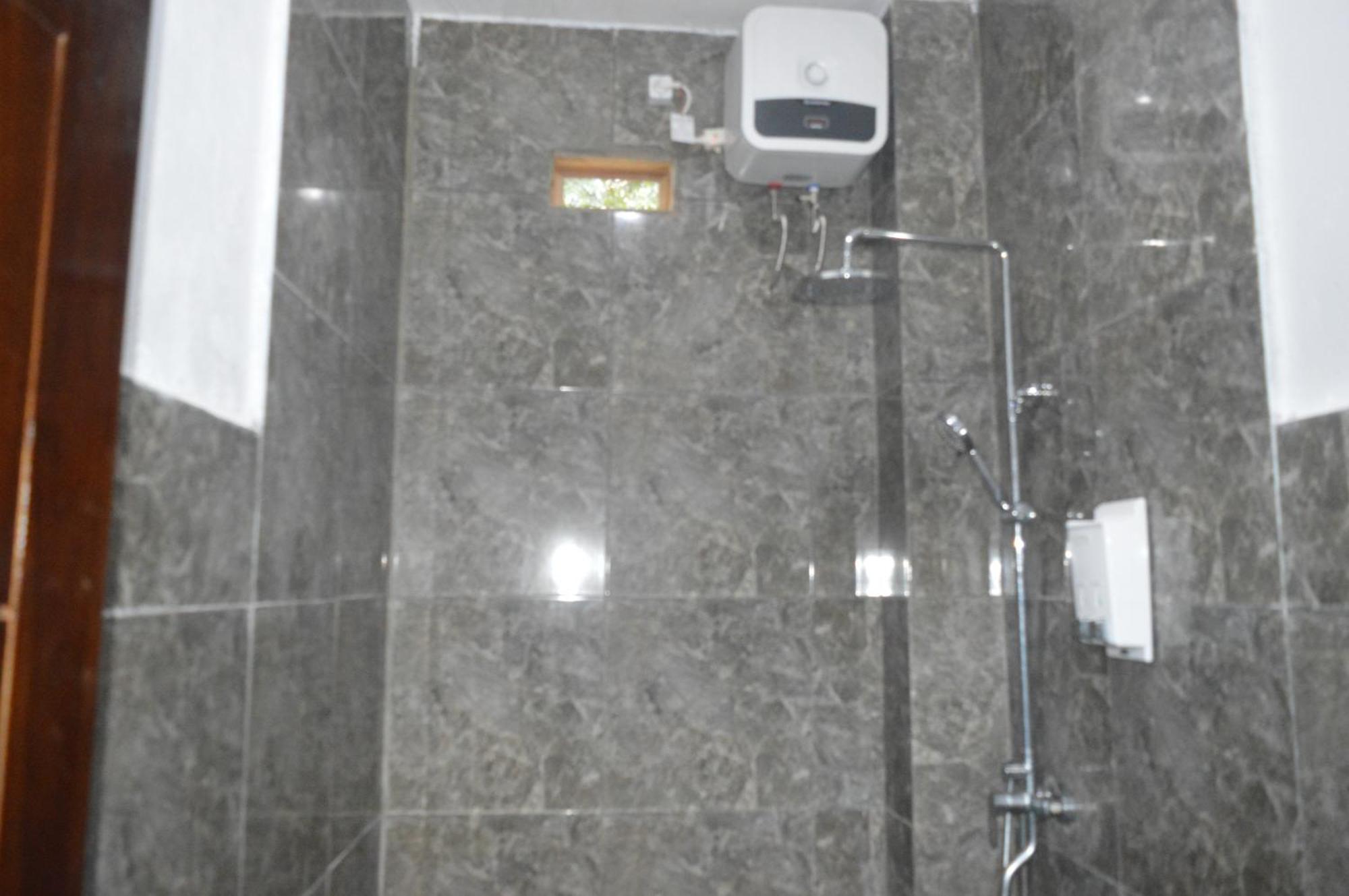 Labuan Bajo Mahoni Guesthouse Dış mekan fotoğraf