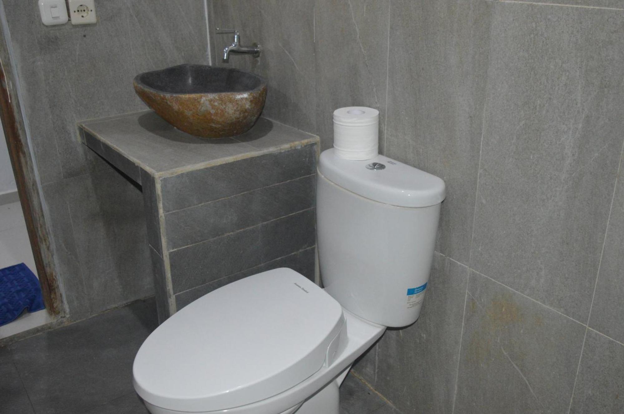 Labuan Bajo Mahoni Guesthouse Dış mekan fotoğraf