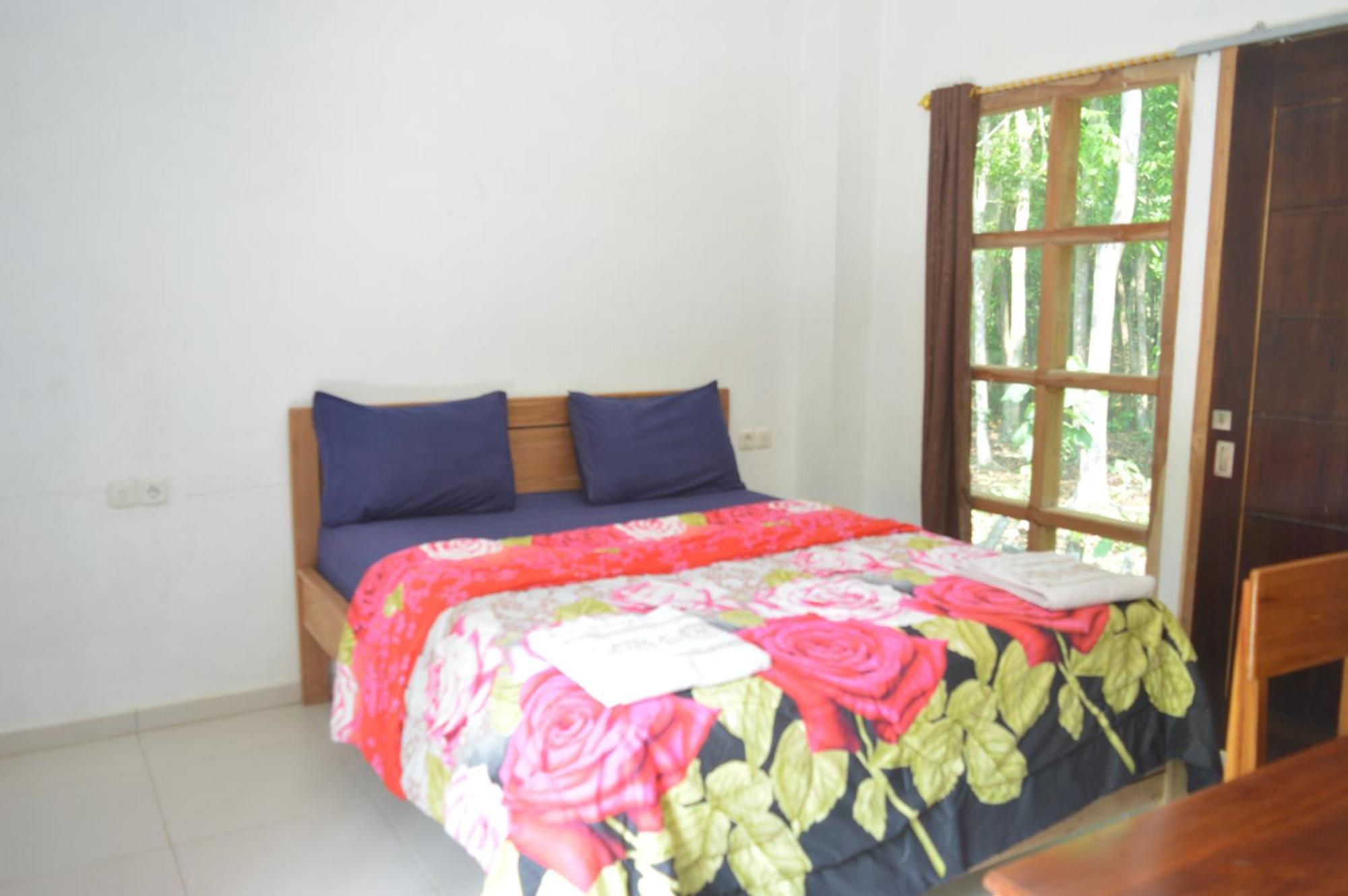 Labuan Bajo Mahoni Guesthouse Dış mekan fotoğraf